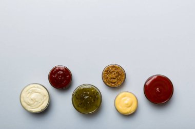 Renkli bir tahtanın içinde farklı soslar var. Üst Manzara. Çeşitli soslar boşluk kopyala.