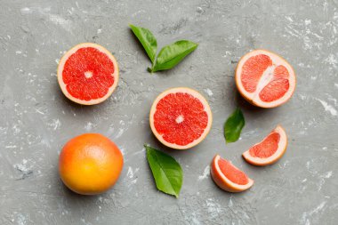 Renkli arka planda sulu greyfurt dilimli taze meyve greyfurdu. Üst Manzara. Uzayı kopyala yaratıcı yaz konsepti. Minimum düzlükte turunçgillerin yarısı kopyalama alanı ile yatar.