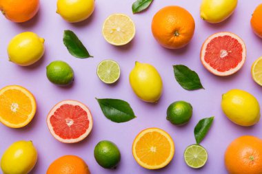 Limon, portakal ve limon gibi açık renkli arka planda limon ağacı yapraklı turunçgil meyveleri. Sağlıklı metin kavramı için alan. Üst görünüm.