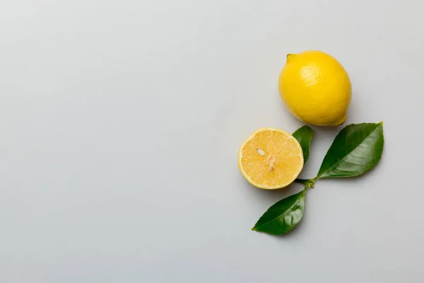 Beaucoup Citrons Frais Mûrs Avec Des Feuilles Vertes Sur Fond — Photo