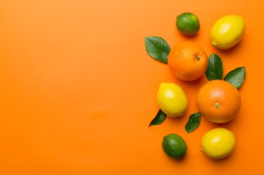 Meyve arkaplanı. Renkli masada renkli taze meyveler. Portakal, limon, greyfurt. Sağlıklı yazı kavramı için. Düz konum, üst görünüm, kopyalama alanı.
