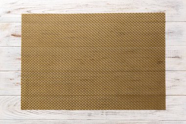 Ahşap zemindeki yiyecek için kahverengi masa örtüsünün üst görüntüsü. Tasarımın için boş boşluk.