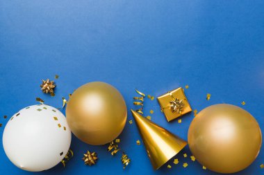 Renkli balon, hediye ve konfeti ile tatil geçmişi. Düz yatış stili. Kopya alanı olan doğum günü veya parti tebrik kartı.