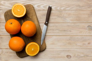 Masada taze olgun portakallar var. Üst Görünüm Düz.