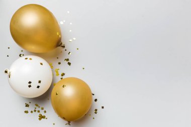 Arka planda yuvarlak balonlar ve konfetilerden oluşan çok renkli balonlar var. Doğum günü partisi geçmişi.