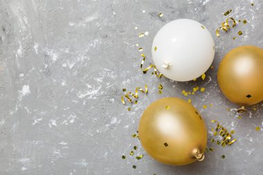 Arka planda yuvarlak balonlar ve konfetilerden oluşan çok renkli balonlar var. Doğum günü partisi geçmişi.