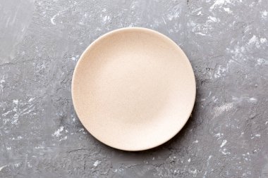 Beton zemin üzerinde boş ışık plakası üst görünümü. Tasarımın için boş boşluk.