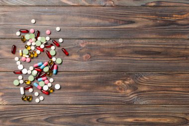 Masa arkasında koruyucu yüz maskeleri, cerrahi maskeler, ilaç hapları ve termometre. Coronavirus hastalığı. Corona virüsü konsepti. Metin için boşluk.