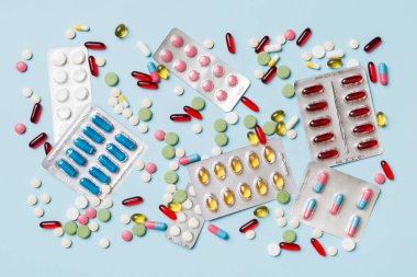 Masa arkasında koruyucu yüz maskeleri, cerrahi maskeler, ilaç hapları ve termometre. Coronavirus hastalığı. Corona virüsü konsepti. Metin için boşluk.