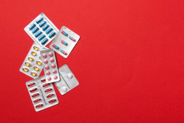 Masa arkasında koruyucu yüz maskeleri, cerrahi maskeler, ilaç hapları ve termometre. Coronavirus hastalığı. Corona virüsü konsepti. Metin için boşluk.