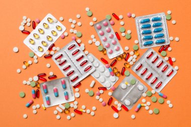 Masa arkasında koruyucu yüz maskeleri, cerrahi maskeler, ilaç hapları ve termometre. Coronavirus hastalığı. Corona virüsü konsepti. Metin için boşluk.