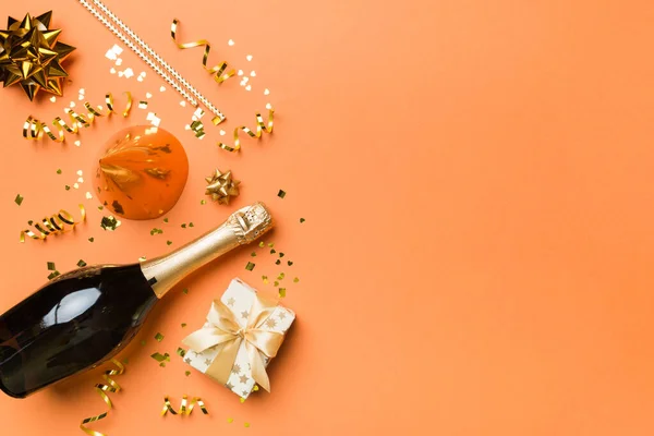 Плоский Состав Бутылки Шампанского Подарочные Ленты Коробки Конфетти Цветном Фоне — стоковое фото
