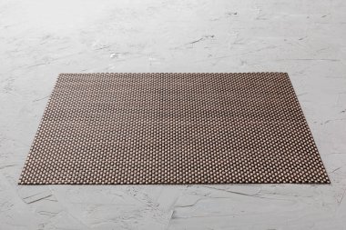 Çimento arka planındaki yemek için gri masa örtüsünün perspektif görüntüsü. Tasarımın için boş boşluk.