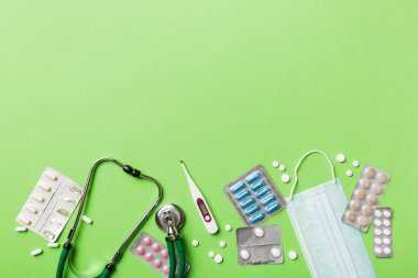 Tıbbi geçmişi var. Masada steteskoplu bir sürü ilaç ya da hap var. Kapatın. Sağlık hizmetleri eczanesi ve tıp konsepti.