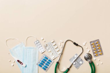 Tıbbi geçmişi var. Masada steteskoplu bir sürü ilaç ya da hap var. Kapatın. Sağlık hizmetleri eczanesi ve tıp konsepti.