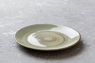 Beton zemin üzerinde boş yeşil plaka perspektif görünümü. Tasarımın için boş boşluk.