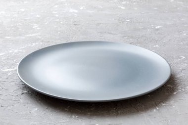 Ahşap zemin üzerinde boş ışık plakası perspektifi. Tasarımın için boş boşluk.