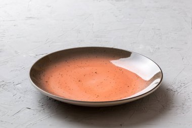 Beton zemin üzerinde boş kırmızı plakanın perspektif görünümü. Tasarımın için boş boşluk.