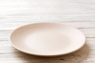 Ahşap zemin üzerinde boş ışık plakası perspektifi. Tasarımın için boş boşluk.