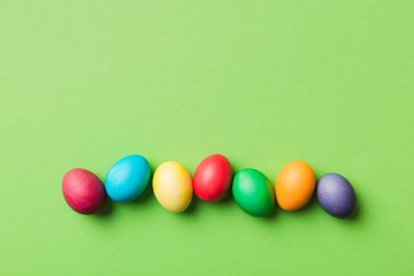 Bayram hazırlığı. Renkli arka planda Paskalya yumurtaları. Pastel renginde Paskalya yumurtası. Kopyalama alanı olan tatil kavramı.