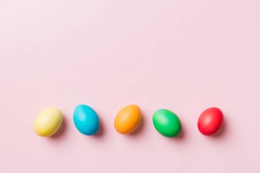 Bayram hazırlığı. Renkli arka planda Paskalya yumurtaları. Pastel renginde Paskalya yumurtası. Kopyalama alanı olan tatil kavramı.