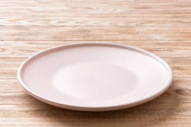 Ahşap zemin üzerinde boş ışık plakası perspektifi. Tasarımın için boş boşluk.