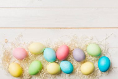 Bayram hazırlığı. Renkli arka planda Paskalya yumurtaları. Pastel renginde Paskalya yumurtası. Kopyalama alanı olan tatil kavramı.