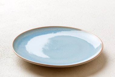 Beton zemin üzerinde boş mavi plakanın perspektif görünümü. Tasarımın için boş boşluk.