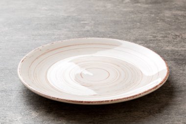 Ahşap zemin üzerinde boş ışık plakası perspektifi. Tasarımın için boş boşluk.