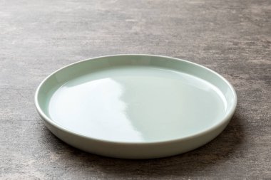 Beton zemin üzerinde boş mavi plakanın perspektif görünümü. Tasarımın için boş boşluk.