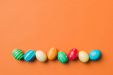 Bayram hazırlığı. Renkli arka planda Paskalya yumurtaları. Pastel renginde Paskalya yumurtası. Kopyalama alanı olan tatil kavramı.