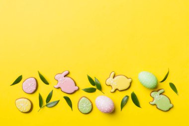 bayram hazırlığı renkli arka planda kurabiyeli çok renkli Paskalya yumurtaları. Pastel renginde Paskalya yumurtası. Kopyalama alanı olan tatil kavramı.