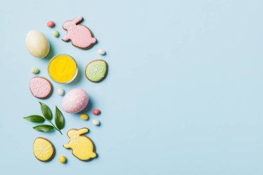 bayram hazırlığı renkli arka planda kurabiyeli çok renkli Paskalya yumurtaları. Pastel renginde Paskalya yumurtası. Kopyalama alanı olan tatil kavramı.