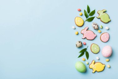 bayram hazırlığı renkli arka planda kurabiyeli çok renkli Paskalya yumurtaları. Pastel renginde Paskalya yumurtası. Kopyalama alanı olan tatil kavramı.