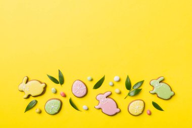 bayram hazırlığı renkli arka planda kurabiyeli çok renkli Paskalya yumurtaları. Pastel renginde Paskalya yumurtası. Kopyalama alanı olan tatil kavramı.