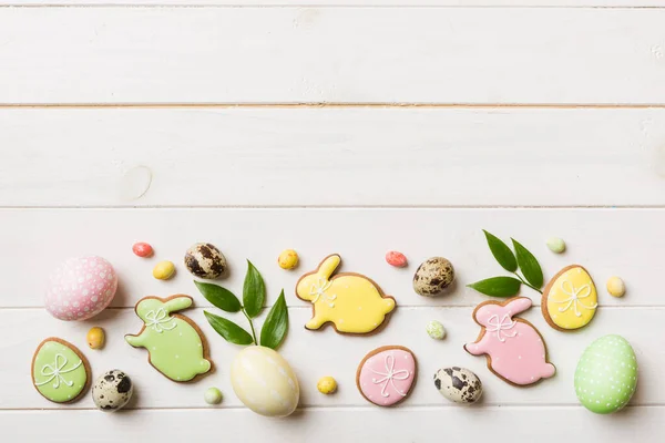 Urlaubsvorbereitung Mehrfarbige Ostereier Mit Plätzchen Auf Farbigem Hintergrund Pastellfarbene Ostereier — Stockfoto