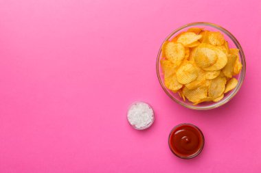 Renkli arkaplanda sosisli üst görünüm çipleri, kopyalama alanı ile üst görünüm.