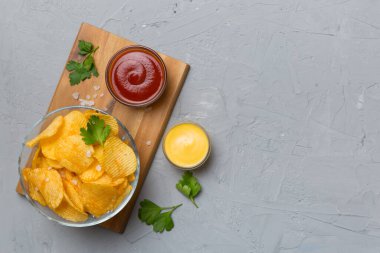 Renkli arkaplanda sosisli üst görünüm çipleri, kopyalama alanı ile üst görünüm.