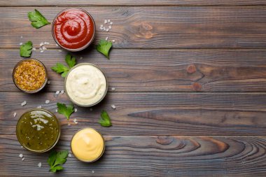 Masada bir sürü farklı sos ve bitki vardı, düz bir manzarası vardı. Baharatlı soslar sağlıklı konsept..