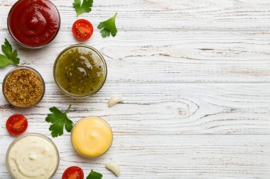 Masada bir sürü farklı sos ve bitki vardı, düz bir manzarası vardı. Baharatlı soslar sağlıklı konsept..