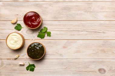 Masada bir sürü farklı sos ve bitki vardı, düz bir manzarası vardı. Baharatlı soslar sağlıklı konsept..