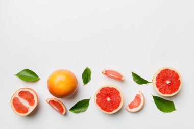 Renkli arka planda sulu greyfurt dilimli taze meyve greyfurdu. Üst Manzara. Uzayı kopyala yaratıcı yaz konsepti. Minimum düzlükte turunçgillerin yarısı kopyalama alanı ile yatar.
