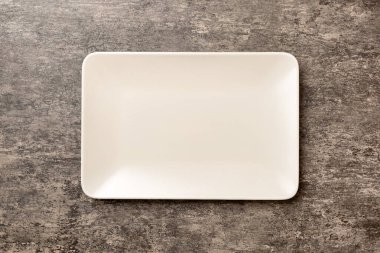 Çimento arka planındaki boş kare plakanın üst görünümü. Tasarımın için boş boşluk.