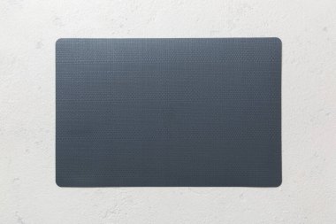 Çimento arka planındaki yemek için gri masa örtüsünün üst görüntüsü. Tasarımın için boş boşluk.