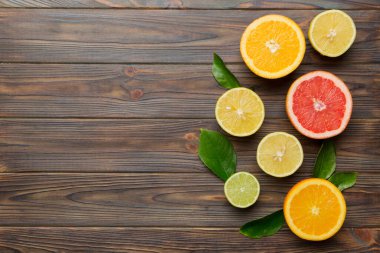 Meyve arkaplanı. Renkli masada renkli taze meyveler. Portakal, limon, greyfurt. Sağlıklı yazı kavramı için. Düz konum, üst görünüm, kopyalama alanı.