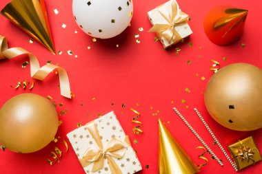 Renkli balon, hediye ve konfeti ile tatil geçmişi. Düz yatış stili. Kopya alanı olan doğum günü veya parti tebrik kartı.