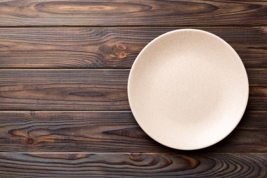 Ahşap zemin üzerinde boş ışık plakası üst görünümü. Tasarımın için boş boşluk.