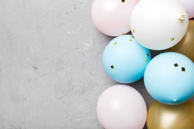 Arka planda yuvarlak balonlar ve konfetilerden oluşan çok renkli balonlar var. Doğum günü partisi geçmişi.