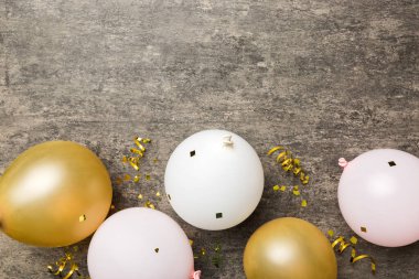 Arka planda yuvarlak balonlar ve konfetilerden oluşan çok renkli balonlar var. Doğum günü partisi geçmişi.