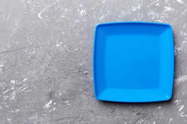 Çimento arka planındaki boş kare plakanın üst görünümü. Tasarımın için boş boşluk.